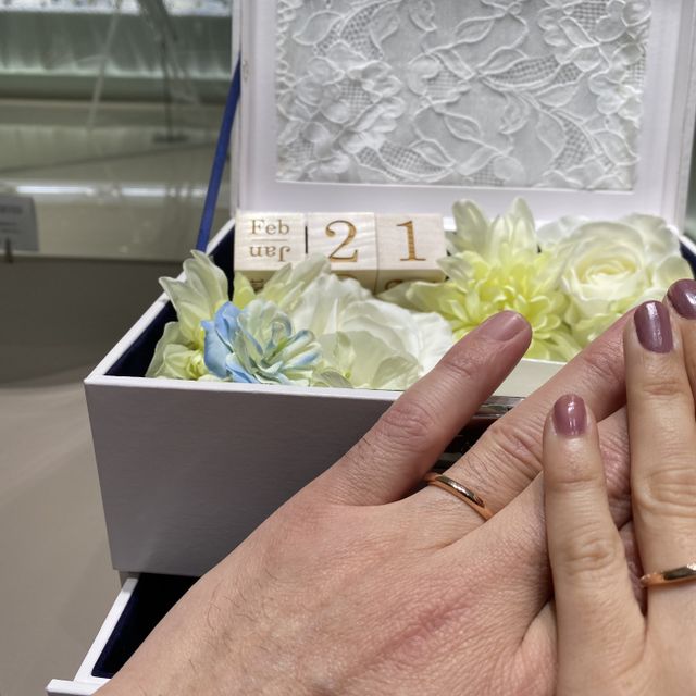 【4℃ BRIDAL(ヨンドシーブライダル)の口コミ】 国内ブランドらしい細身で繊細な作りが気に入りました。両サイドにダイヤ…