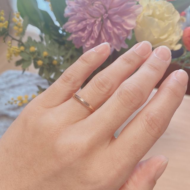 【4℃ BRIDAL(ヨンドシーブライダル)の口コミ】 国内ブランドらしい細身で繊細な作りが気に入りました。両サイドにダイヤ…