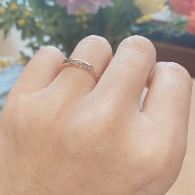 【4℃ BRIDAL(ヨンドシーブライダル)の口コミ】 国内ブランドらしい細身で繊細な作りが気に入りました。両サイドにダイヤ…