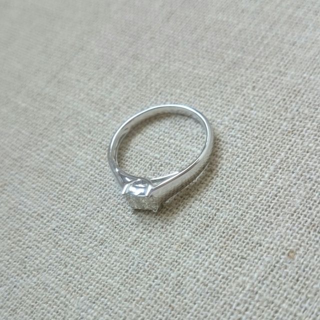 【gem clover(ジェムクローバー)の口コミ】 滑らかに隆起したヘッドのデザインと四つ置かれた石のドットのようなデザ…