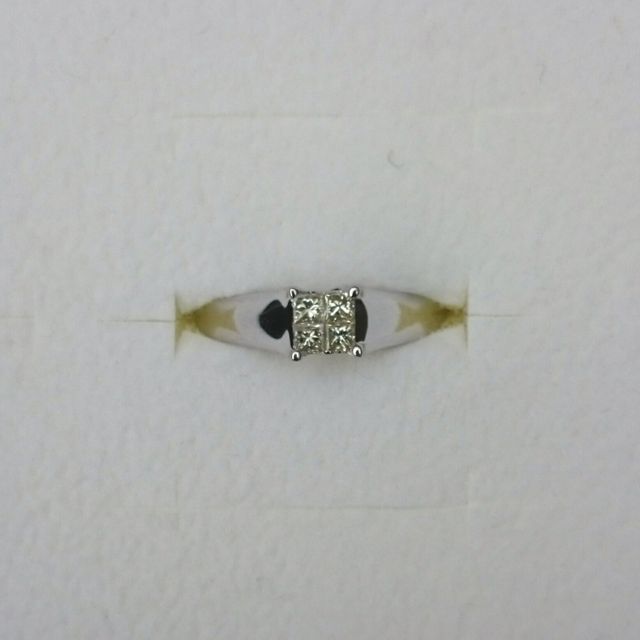 【gem clover(ジェムクローバー)の口コミ】 滑らかに隆起したヘッドのデザインと四つ置かれた石のドットのようなデザ…