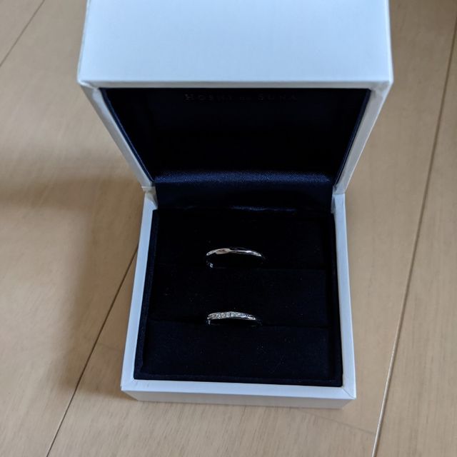 【HOSHI no SUNA 星の砂(ほしのすな)の口コミ】 斜めにメラダイヤモンドがはいっているデザインを探していました。ダイヤ…