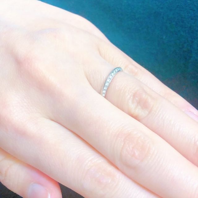 【銀座ダイヤモンドシライシの口コミ】 シンプルだけど華やかにもなるデザインが好きです。上下でデザインが違う…