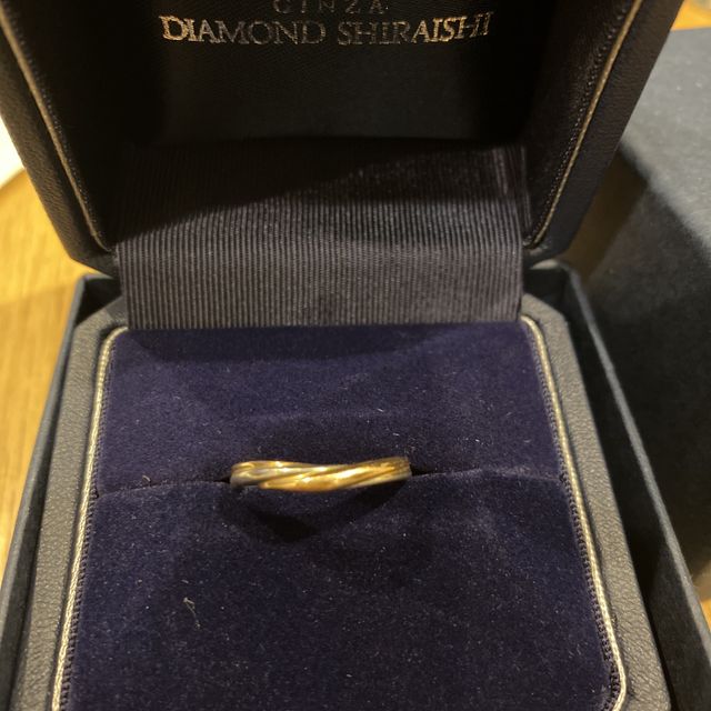 【銀座ダイヤモンドシライシの口コミ】 ねじれデザインが可愛くて、素材や加工などを変えられるとのことだったの…