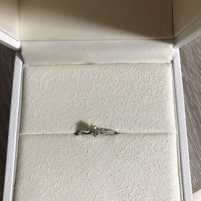 【Promise Ring(プロミスリング)の口コミ】 左右非対称のデザイン。フォルムは華奢な見た目でゴツゴツしていないので…