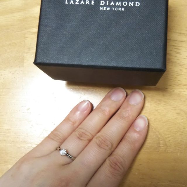 【ラザール ダイヤモンド(LAZARE DIAMOND)の口コミ】 リングはストレートで少し太めのものにしました。最初は圧迫感があるかも…