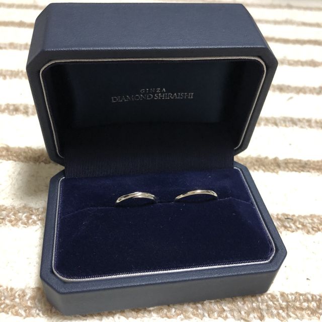 【銀座ダイヤモンドシライシの口コミ】 シンプルで石の付いてないもので、デザインのある指輪を探していたところ…