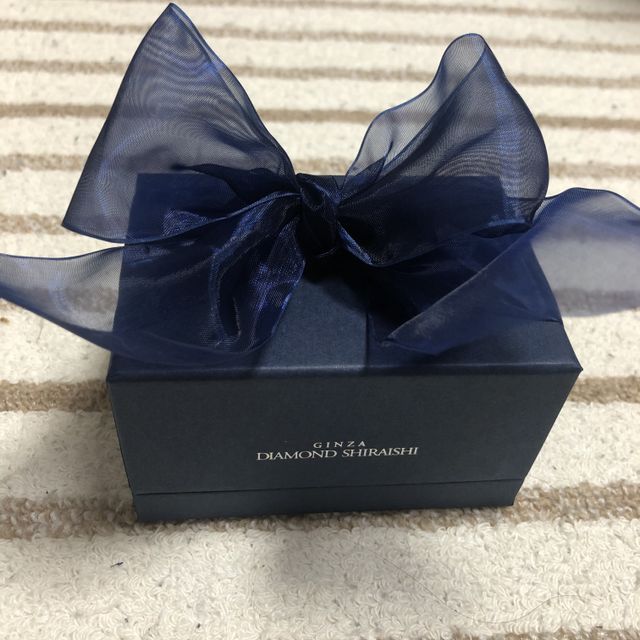 【銀座ダイヤモンドシライシの口コミ】 シンプルで石の付いてないもので、デザインのある指輪を探していたところ…