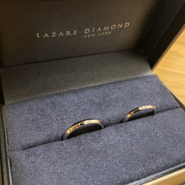 【ラザール ダイヤモンド(LAZARE DIAMOND)の口コミ】 指輪のデザインとカラーリング。
シンプルすぎる指輪はあまり好みではなく…