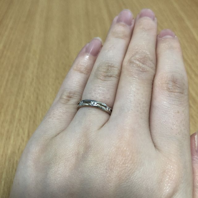 【アイプリモ(I-PRIMO)の口コミ】 リングの側面に溝があり、溝の中にピンクゴールドのコンビネーションを入…