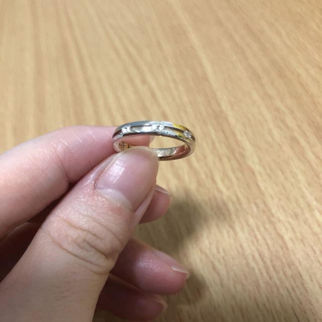 【アイプリモ(I-PRIMO)の口コミ】 リングの側面に溝があり、溝の中にピンクゴールドのコンビネーションを入…