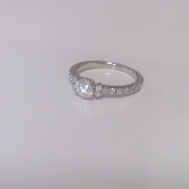 【アイプリモ(I-PRIMO)の口コミ】 丁度購入時期に発売されたモデルでした。
全体にダイヤがありますが、スト…