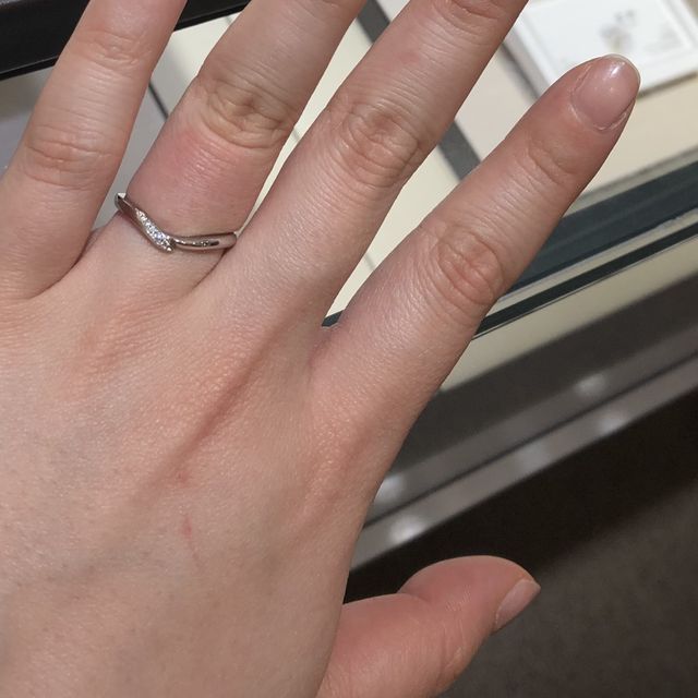 【俄(にわか)の口コミ】 一番の決め手は、シンプルだけどこだわりの有る指輪のデザインが気に入っ…