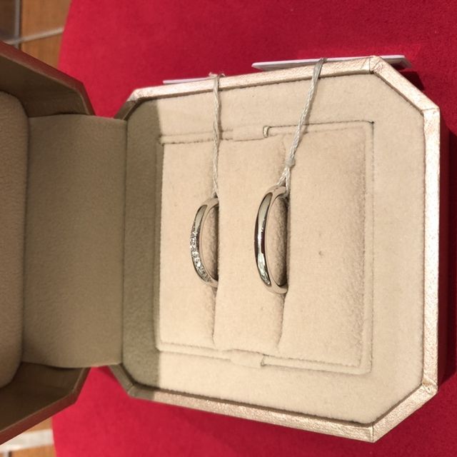 【TRECENTI(トレセンテ)の口コミ】 ストレートで斜めにダイヤモンドがデザインされたものに惹かれました。
正…