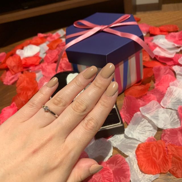 【アイプリモ(I-PRIMO)の口コミ】 シンプルでいて、しっかりしたダイヤがついていて華やか。私の相手は普段…