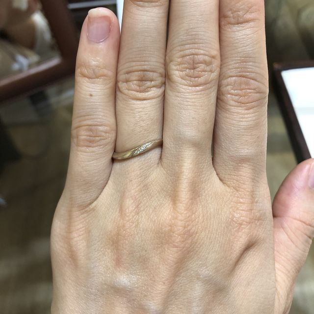 【杢目金屋(もくめがねや)の口コミ】 斜めにダイヤモンドが入るデザインを探していました。お店の名前通りうっ…
