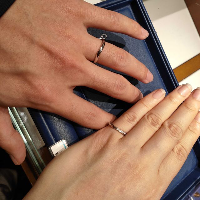 【銀座ダイヤモンドシライシの口コミ】 新婦側の指輪は、繊細なデザインながらダイヤの煌めきもあり、華やかな印…
