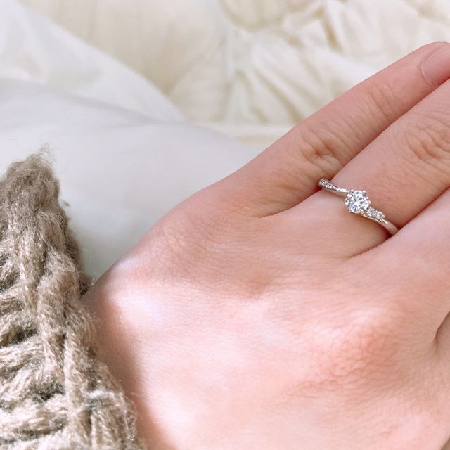 【アイプリモ(I-PRIMO)の口コミ】 アンドロメダというデザインに決めました。
ダイヤが小さめで細かいキラキ…