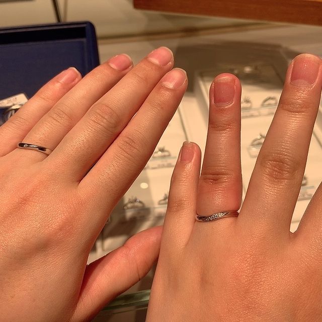 【銀座ダイヤモンドシライシの口コミ】 自分たちは裏側にイラストの刻印をいれました。
初デートが猫カフェで、お…