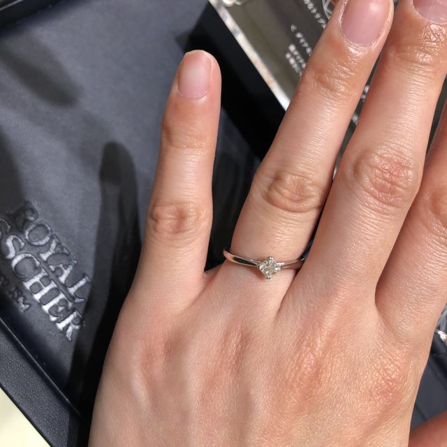 【ROYAL ASSCHER(ロイヤル・アッシャー)の口コミ】 一石のシンプルな指輪でありながら、ロイヤルアッシャーカット(0.3ct)の丸…