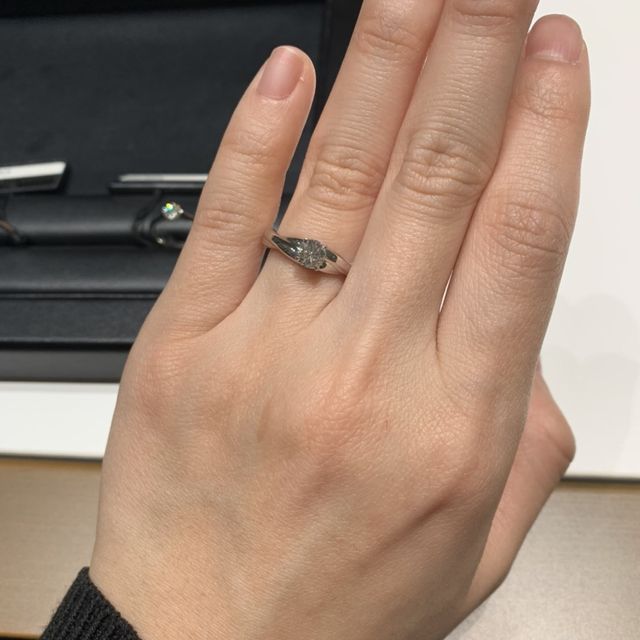 【ラザール ダイヤモンド(LAZARE DIAMOND)の口コミ】 ダイヤの輝きが他店と比べて1番綺麗だったのでこちらの指輪に決めました。…