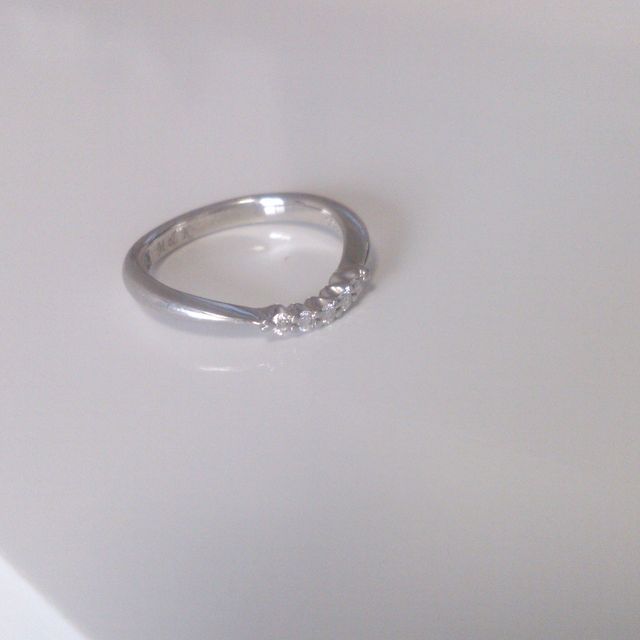 【アイプリモ(I-PRIMO)の口コミ】 桂由美さんが手がけたリングということで手に取りました。
さらによく見て…