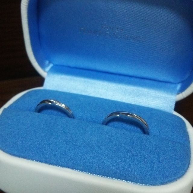 【銀座ダイヤモンドシライシの口コミ】 婚約指輪は違う商品ですが、そちらと重ねてセットリング風になるのがこち…