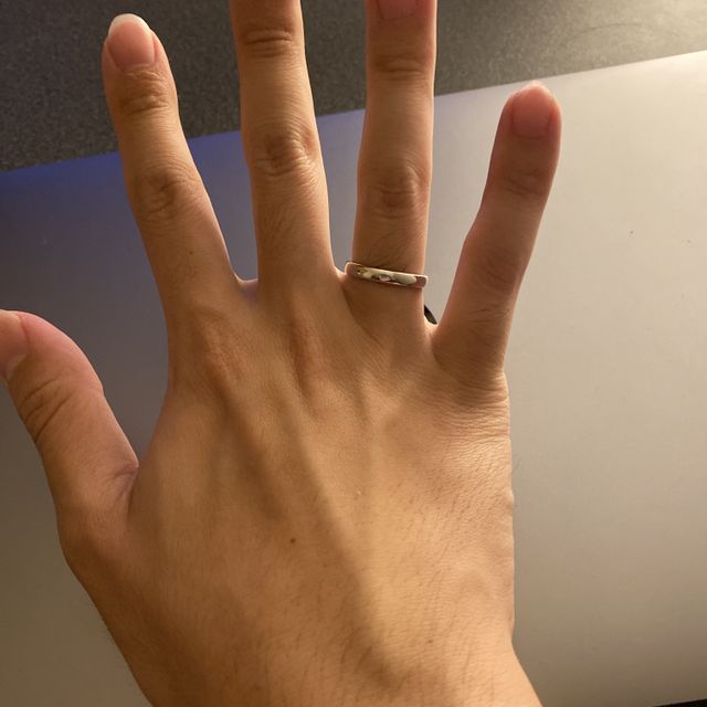 【4℃ BRIDAL(ヨンドシーブライダル)の口コミ】 デザインがシンプルで気に入りました。
ストレートデザインのものを探して…