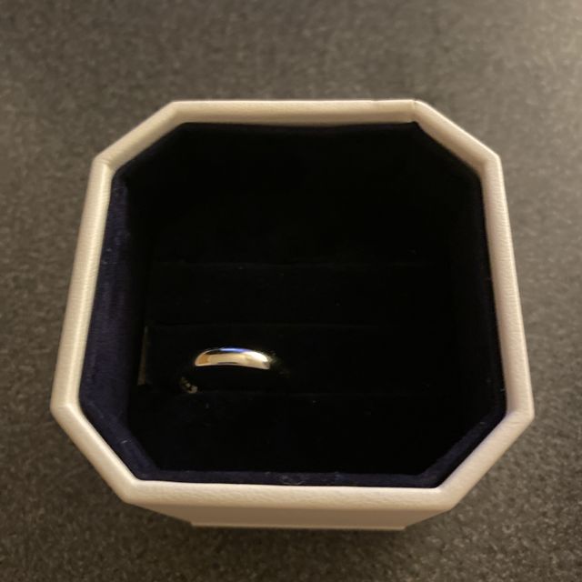 【4℃ BRIDAL(ヨンドシーブライダル)の口コミ】 デザインがシンプルで気に入りました。
ストレートデザインのものを探して…