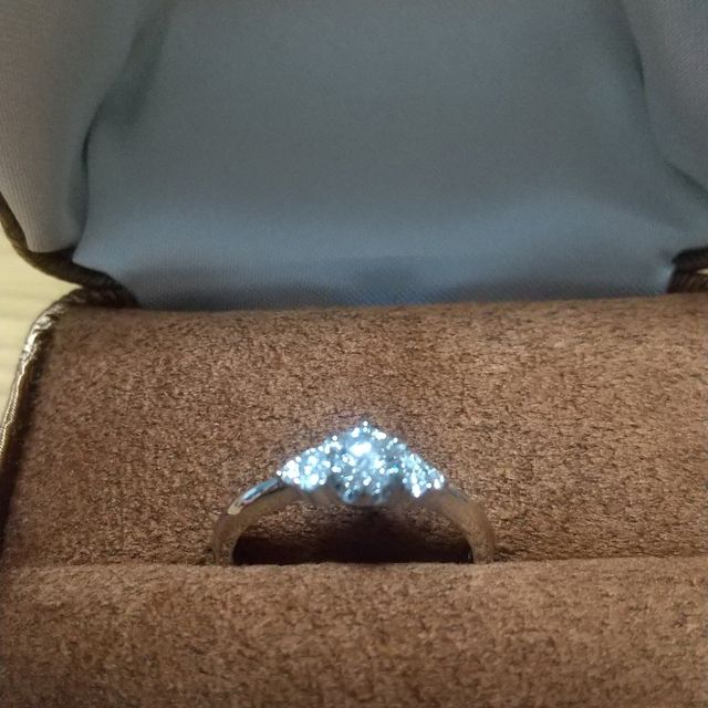 【COEUR D'OR(クゥドール)の口コミ】 結婚指輪と一緒に付けたかったので、ストレートタイプにしました。
真ん中…