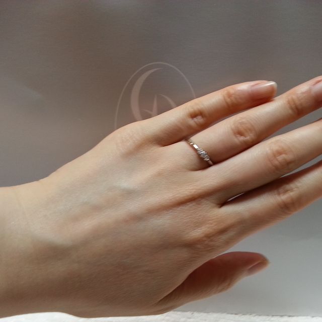 【銀座ダイヤモンドシライシの口コミ】 シンプルでダイヤも小ぶりですがちゃんとキラキラ輝いています。ダイヤが…
