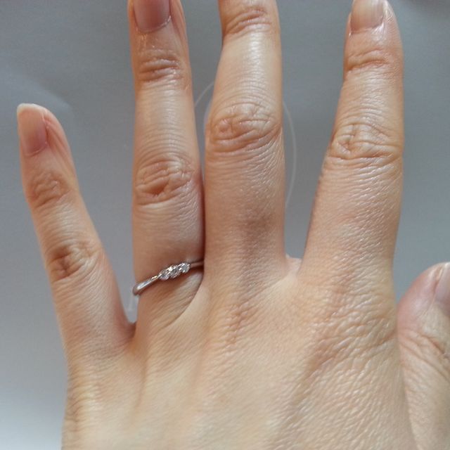 【銀座ダイヤモンドシライシの口コミ】 シンプルでダイヤも小ぶりですがちゃんとキラキラ輝いています。ダイヤが…
