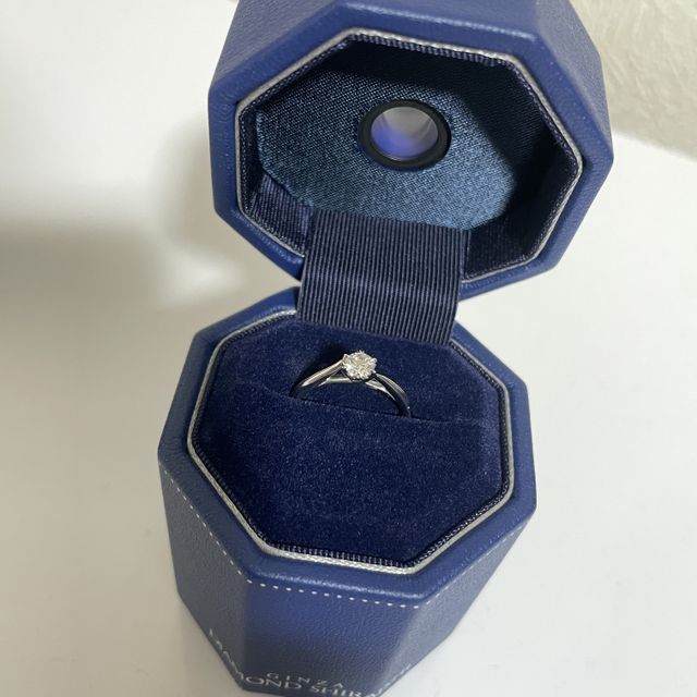 【銀座ダイヤモンドシライシの口コミ】 いろいろな種類の指輪を試着しました。つけ心地がよいウェーブの形の中か…