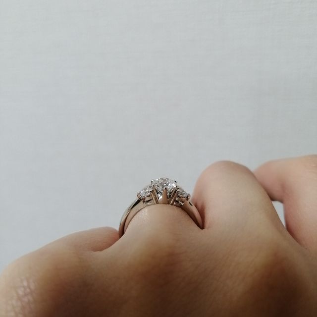 【WATANABE / 卸商社直営　渡辺の口コミ】 両サイドにメレが1つずつついたデザインで、センターはやや大きめ、サイド…