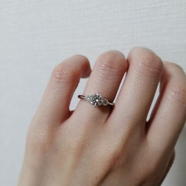 【WATANABE / 卸商社直営　渡辺の口コミ】 両サイドにメレが1つずつついたデザインで、センターはやや大きめ、サイド…