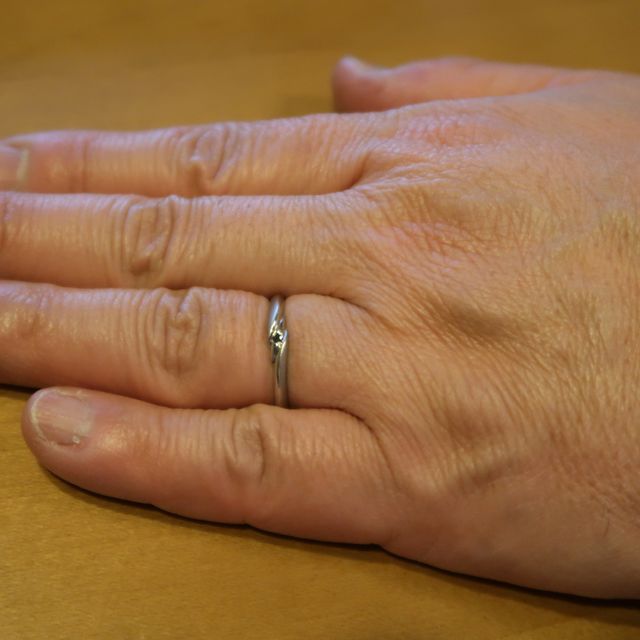 【エクセルコダイヤモンド(EXELCO DIAMOND)の口コミ】 ブラックダイヤモンドが載っている指輪が気になっていたことと、ブラック…