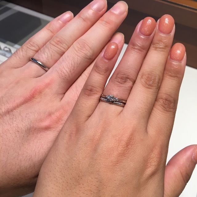 【銀座ダイヤモンドシライシの口コミ】 指輪をつける向きによってハーフエタニティのようなデザインやプラチナデ…