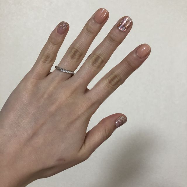 【銀座ダイヤモンドシライシの口コミ】 仕事でもつけたいため、ダイヤが大きすぎないもの。
太めのデザインだと、…