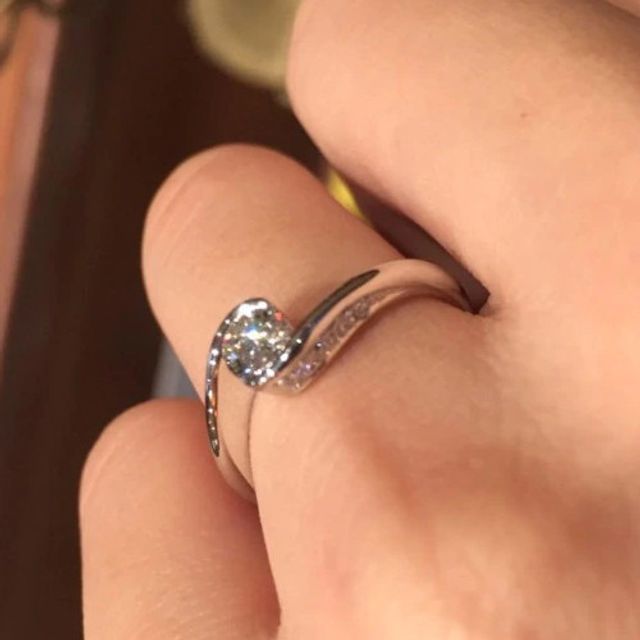 【ケイウノ ブライダル(K.UNO BRIDAL)の口コミ】 つけ心地がよく、ダイヤモンドが服などに引っかかりにくいリングデザイン…