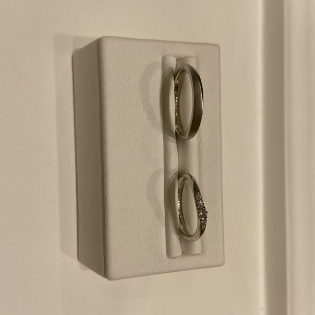 【festaria VOYAGE(フェスタリア ボヤージュ)の口コミ】 男性用はシンプルで、マット加工されています。女性用はウェーブで、中央…