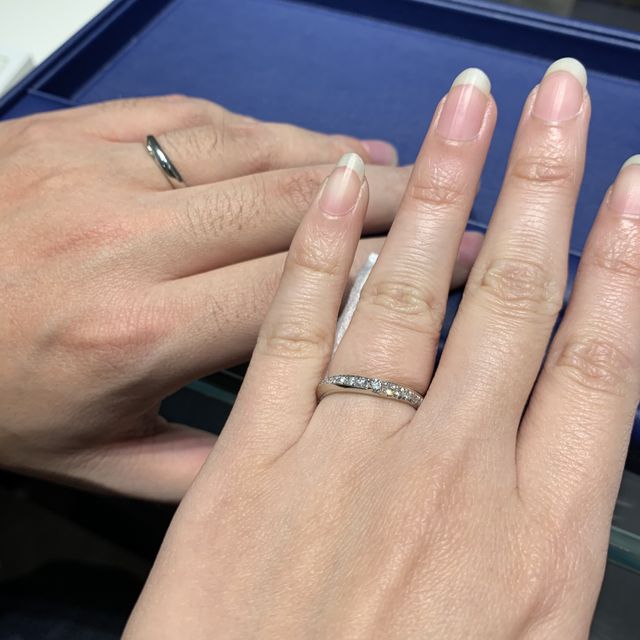 【銀座ダイヤモンドシライシの口コミ】 キラキラした結婚指輪が欲しくてアマリーにしました。
指にはめた時のあた…