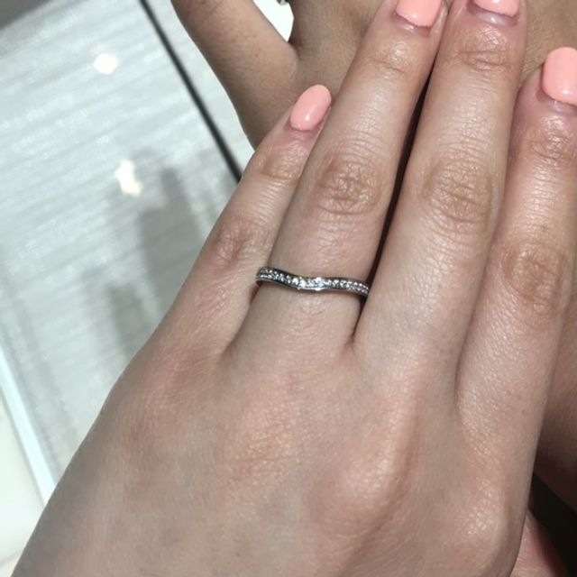 【ティファニー(Tiffany & Co.)の口コミ】 ダイヤの輝きが魅力的で、華奢なリングに惹かれました。
緩やかなカーブが…