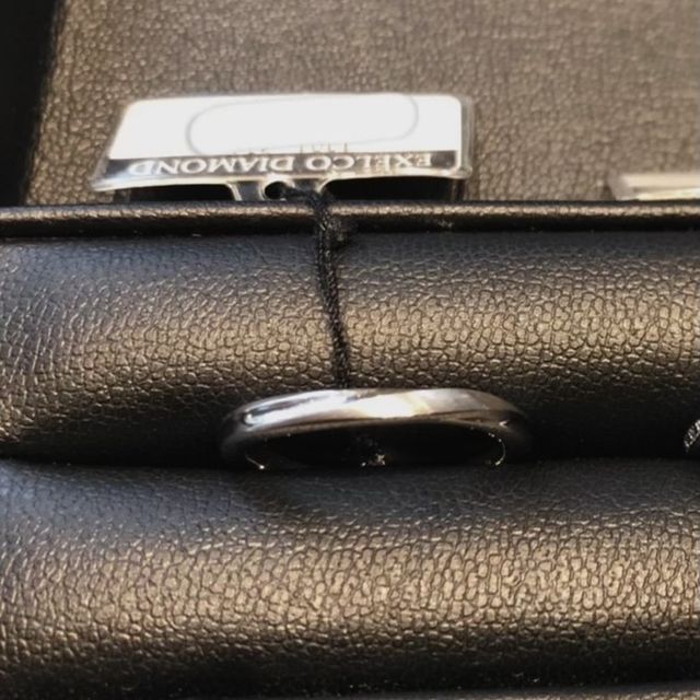 【エクセルコダイヤモンド(EXELCO DIAMOND)の口コミ】 プラチナの結婚指輪です。
ゆるやかにカーブがかかったような形になってい…