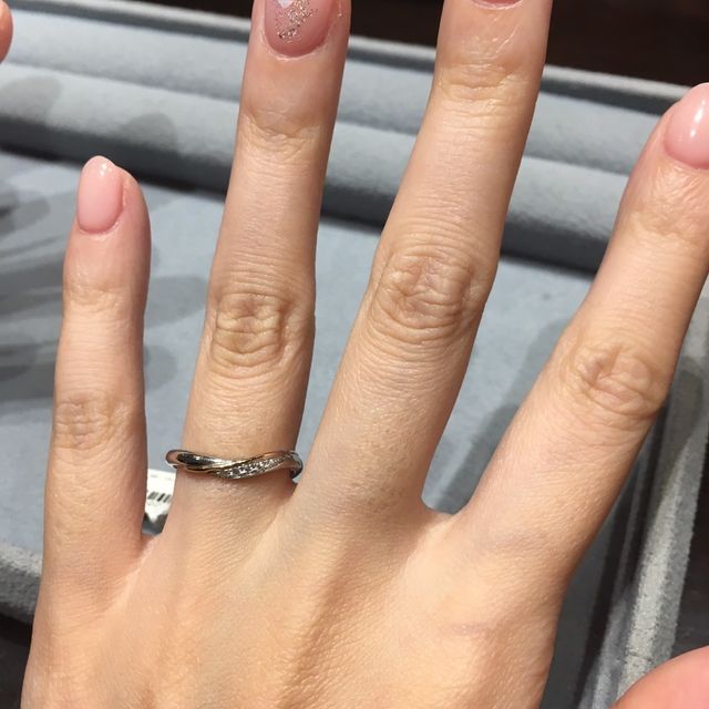 【ケイウノ ブライダル(K.UNO BRIDAL)の口コミ】 シンプルな中にもデザインがあって華やかです。私の指にはVデザインが似合…