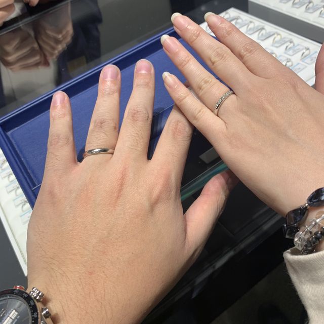【銀座ダイヤモンドシライシの口コミ】 このデザインは妻の指に合っており、指が綺麗に見えました。
妻もダイヤモ…