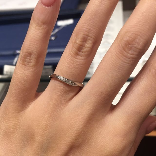 【銀座ダイヤモンドシライシの口コミ】 動きのあるデザインを探していました。このウェーブはVデザインに近く、銀…