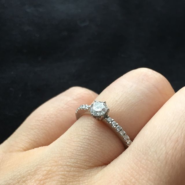 【ROYAL ASSCHER(ロイヤル・アッシャー)の口コミ】 3ブランドの店を回り、ダイヤモンドの輝きが決め手です。キラキラ虹色のよ…