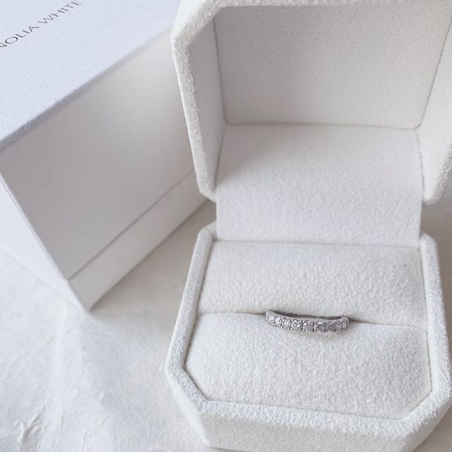 【MAGNOLIA WHITE JEWELRY(マグノリアホワイトジュエリー)の口コミ】 エタニティで探していましたが、こちらはダイヤモンドの輝きが美しく、質…