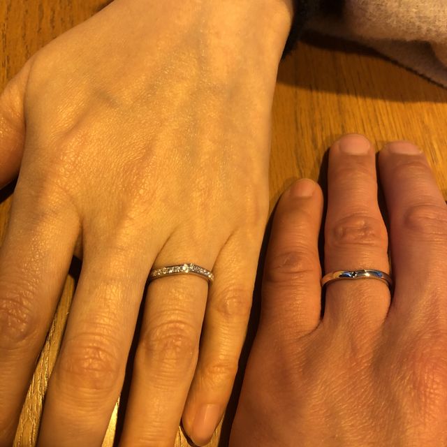 【エクセルコダイヤモンド(EXELCO DIAMOND)の口コミ】 指輪のデザイン
　V字ですが、V字のラインが緩やかなのですごく指になじみ…