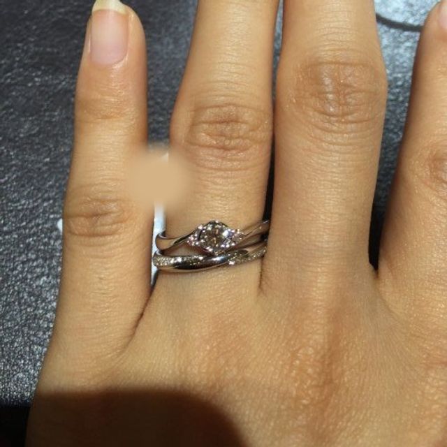 【TRECENTI(トレセンテ)の口コミ】 花をモチーフにしたフローラというエンゲージリングが可愛らしく、エンゲ…